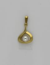 Gold pendant with pearl