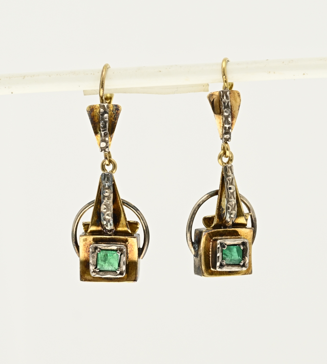 Earrings with emerald