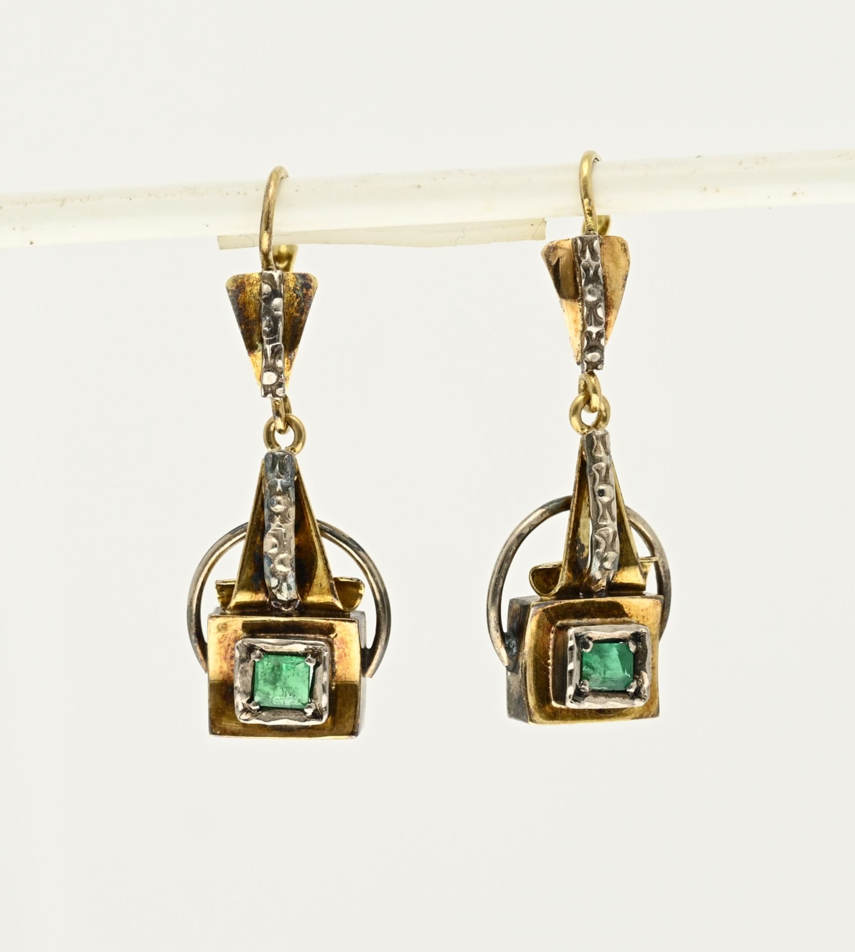 Earrings with emerald