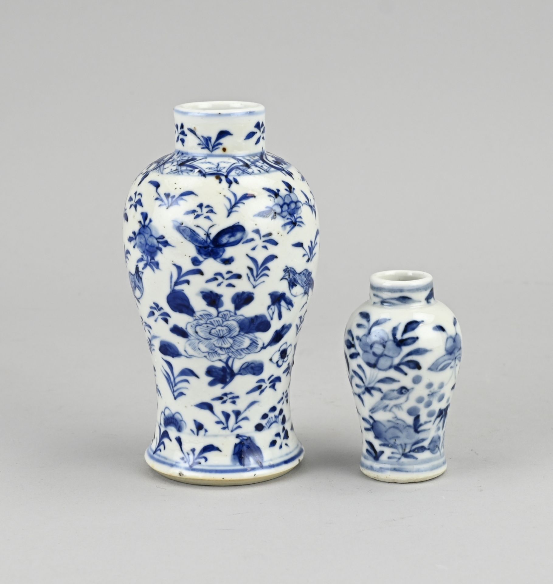 2x Chinese vase, H 8 - 14.5 cm.