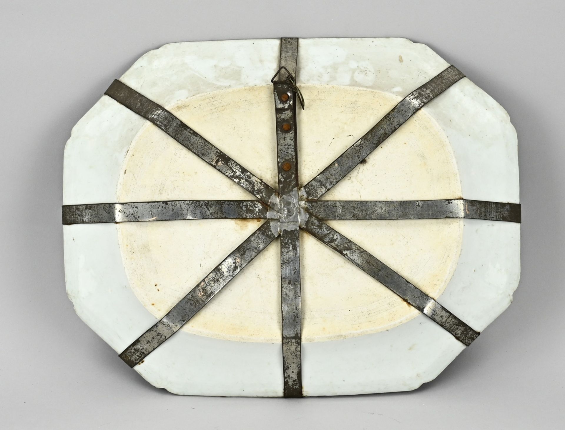 Large Chinese meat dish, 40 x 32 cm. - Image 2 of 2