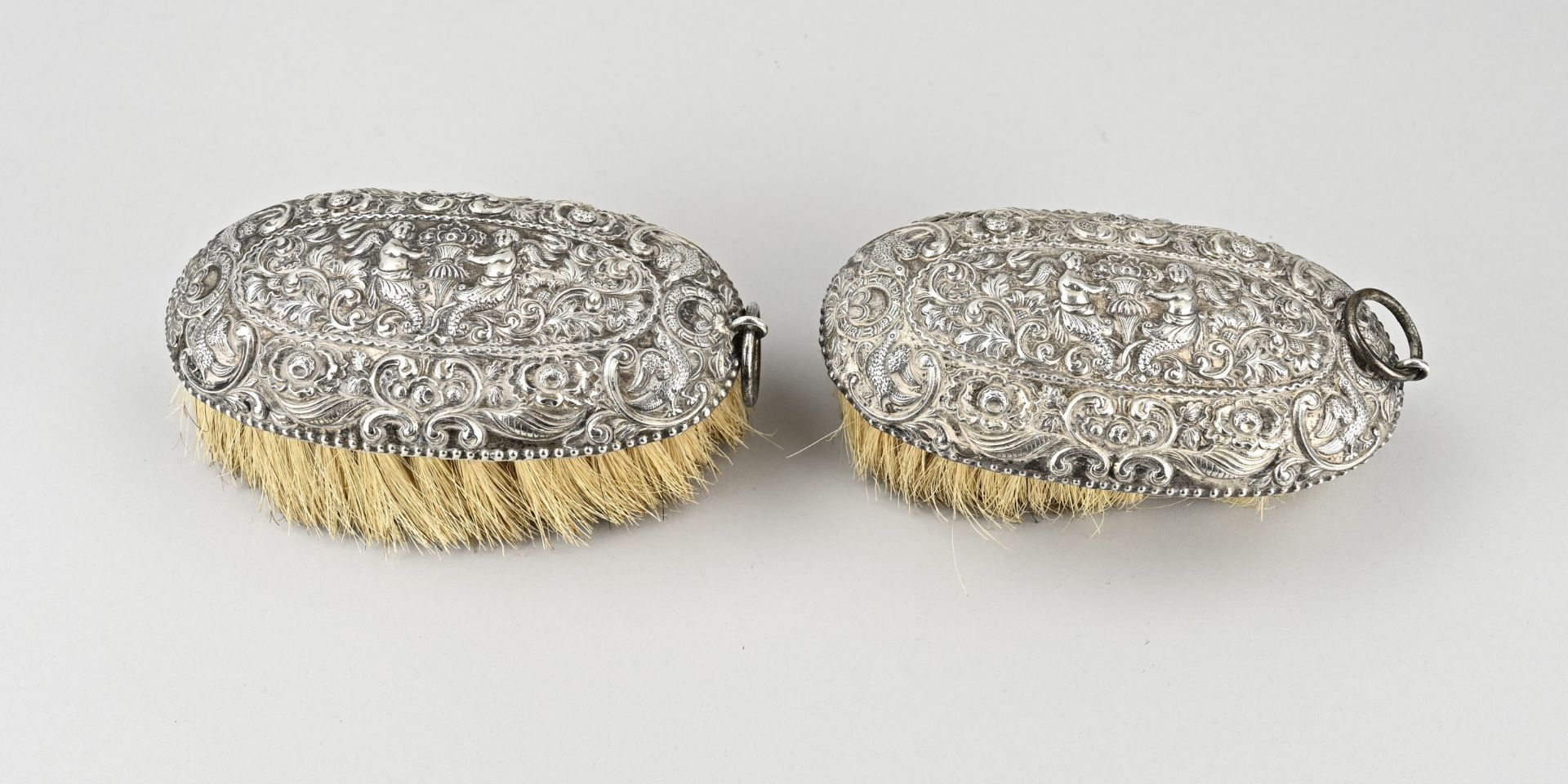 Set with 2 silver brushes