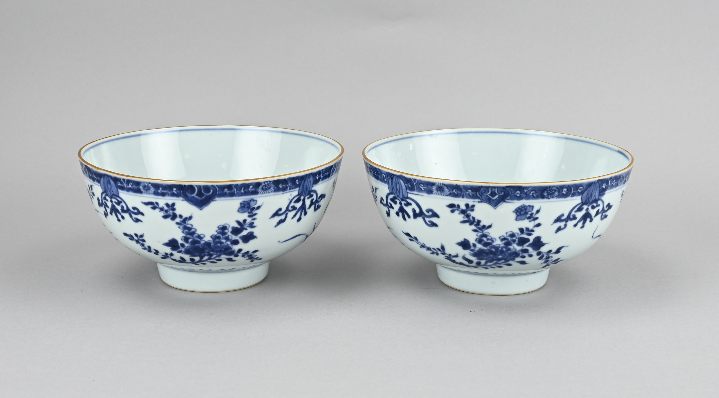 Pair of Chinese bowls Ã˜ 19 cm.