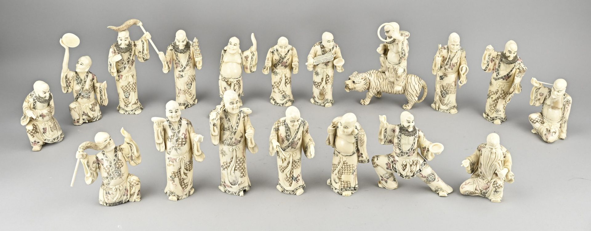 Lot with 18 carved statues (bone)