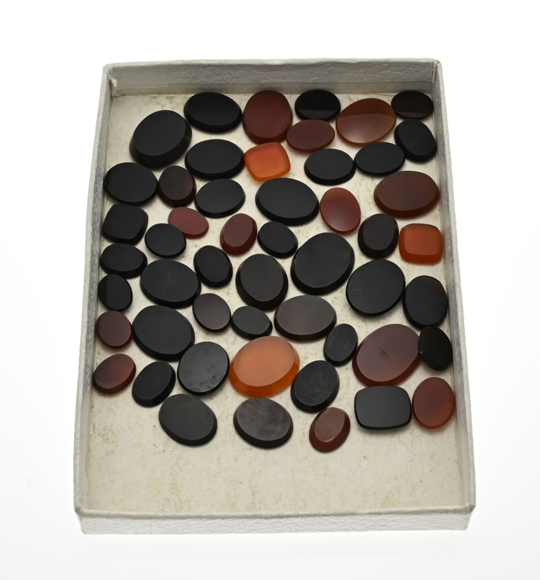 Lot with 50 carnelian/onyx stones