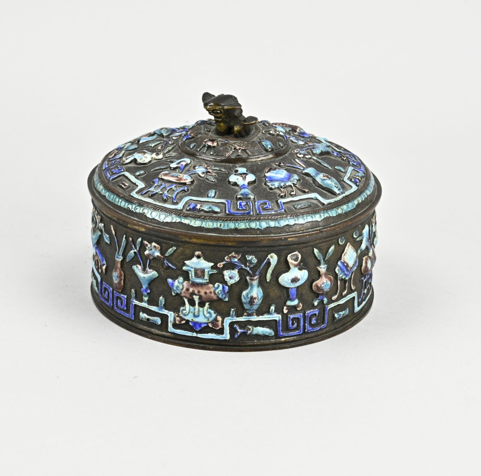 Chinese lidded box Ã˜ 13 cm.