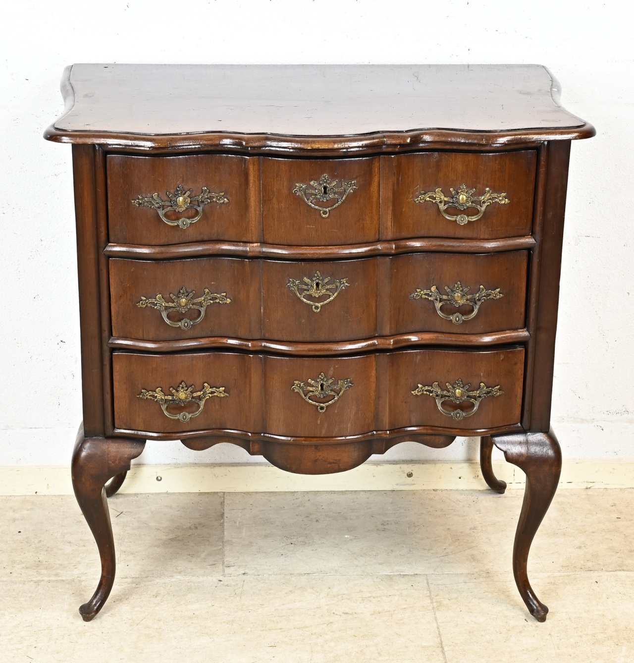 Organ-curved chest of drawers