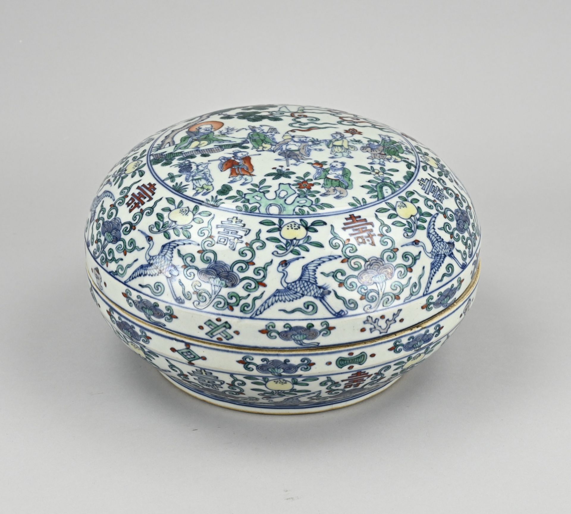 Chinese lidded box Ã˜ 24.5 cm.