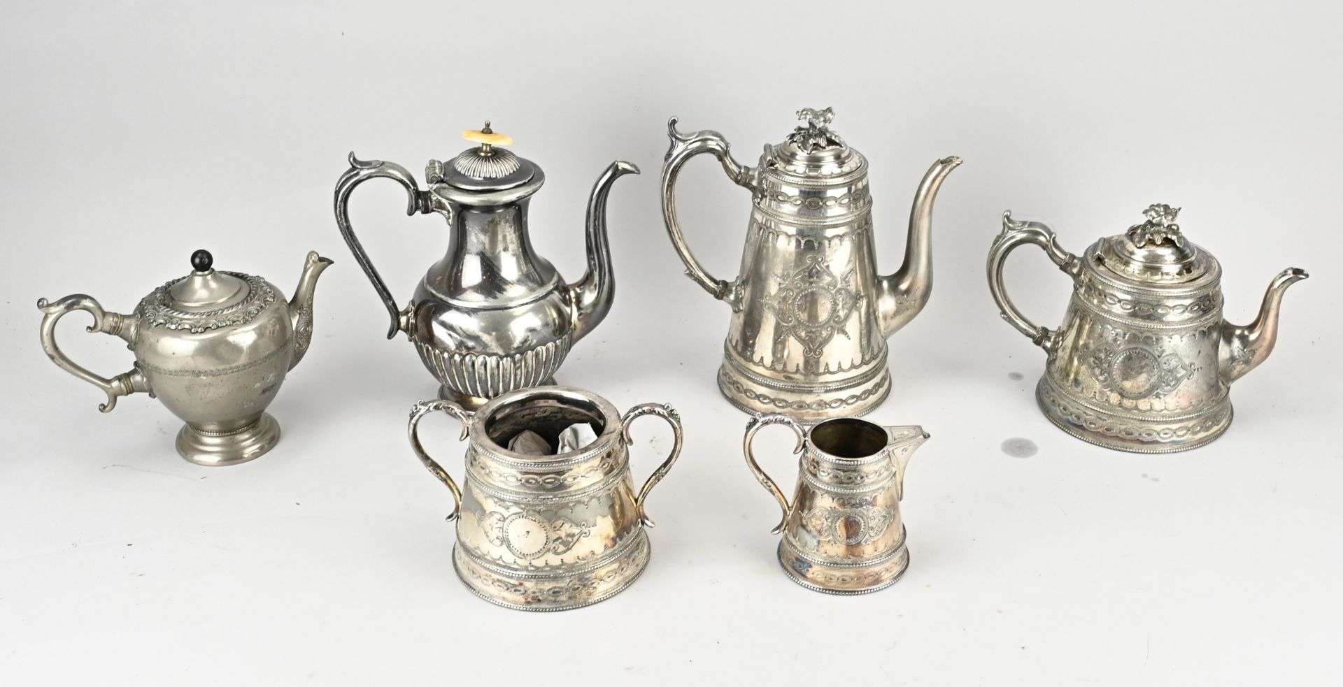 Lot of jugs (plated/tin)