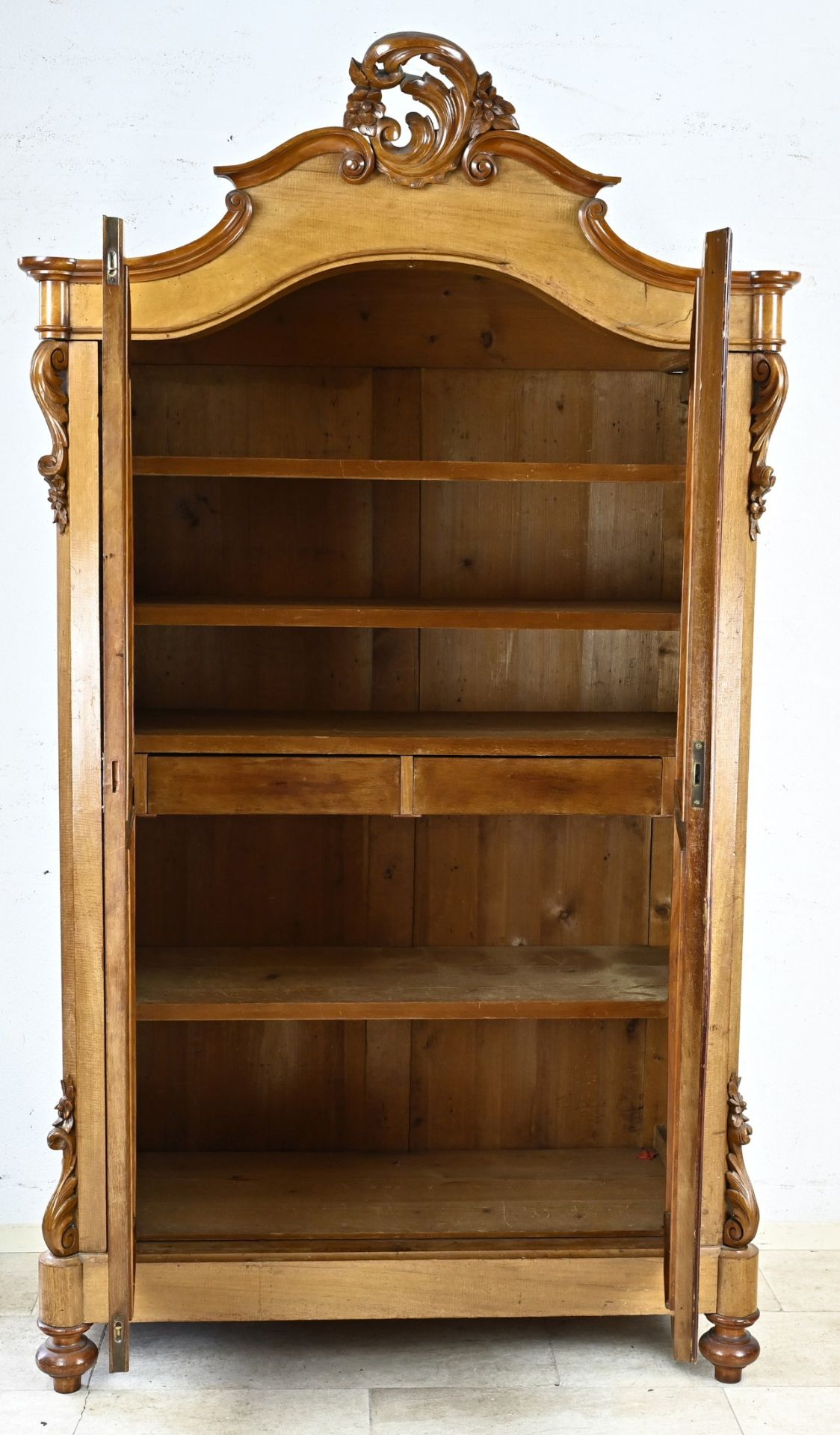 Mahogany crested cabinet, 1860 - Image 2 of 2
