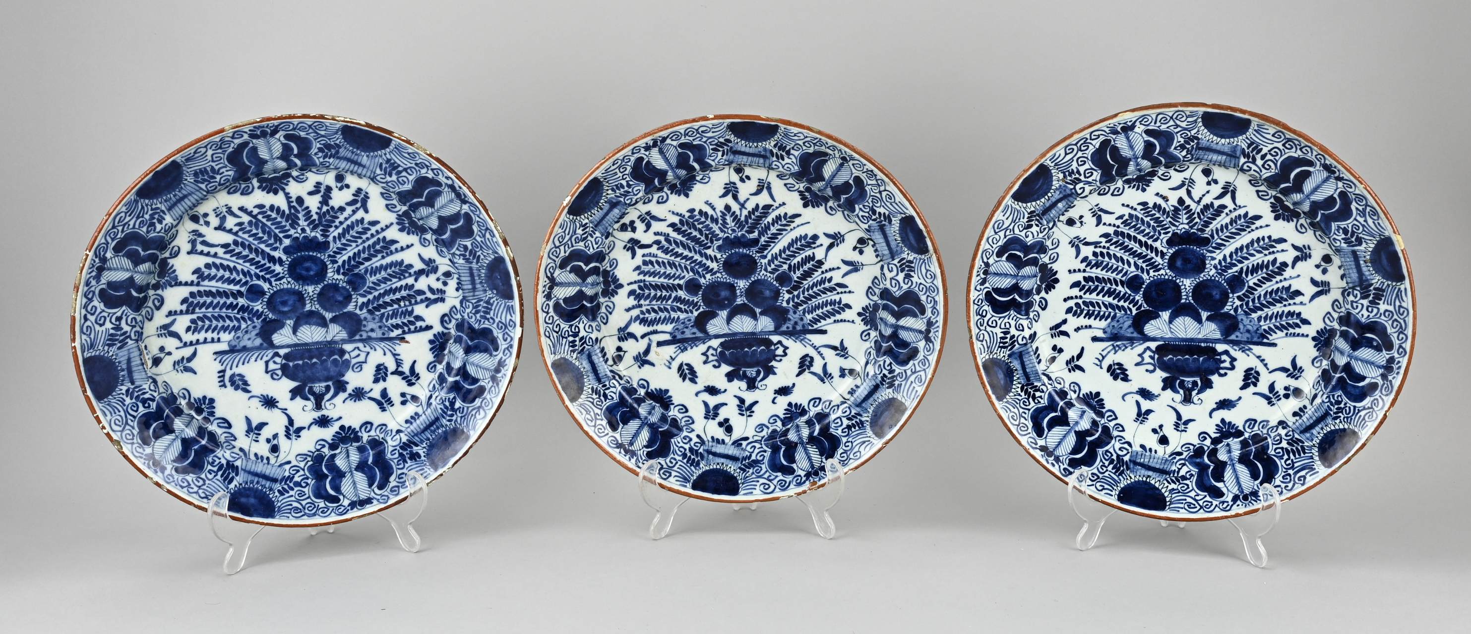 Set of antique plates Ã˜ 30-31 cm.