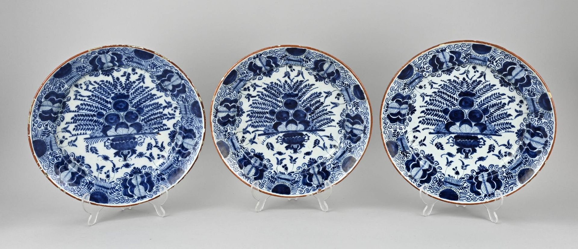 Set of antique plates Ã˜ 30-31 cm.