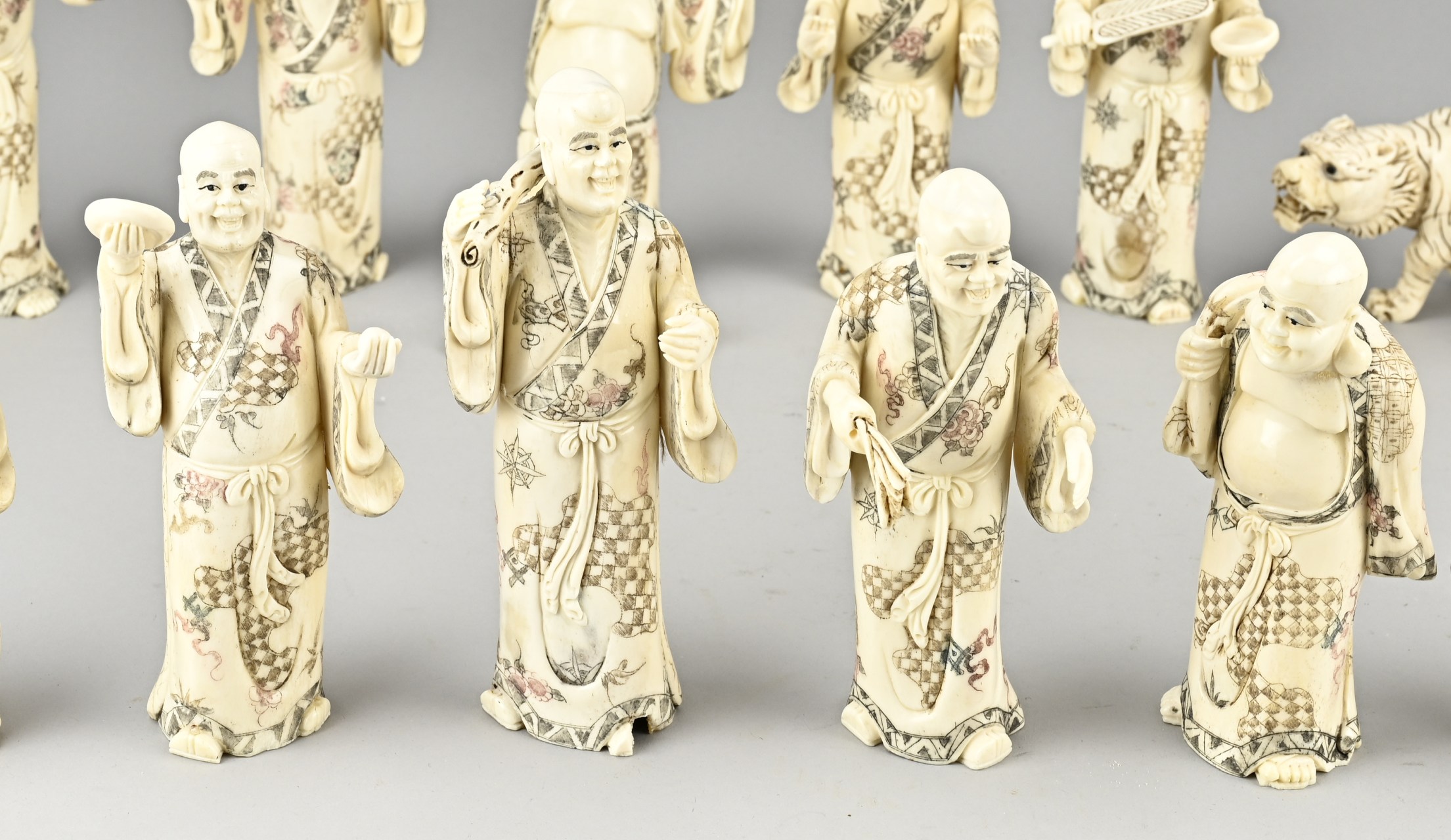 Lot with 18 carved statues (bone) - Image 4 of 4