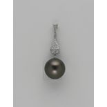 White gold pendant with pearl and diamond