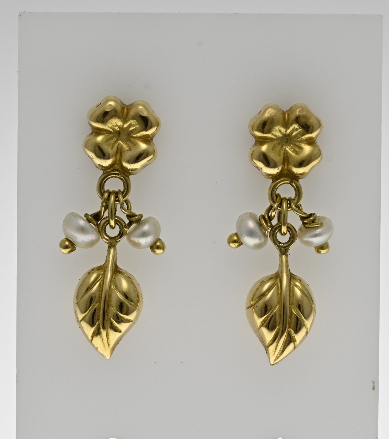 Gold earrings with pearls