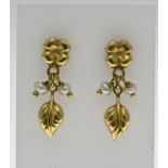 Gold earrings with pearls