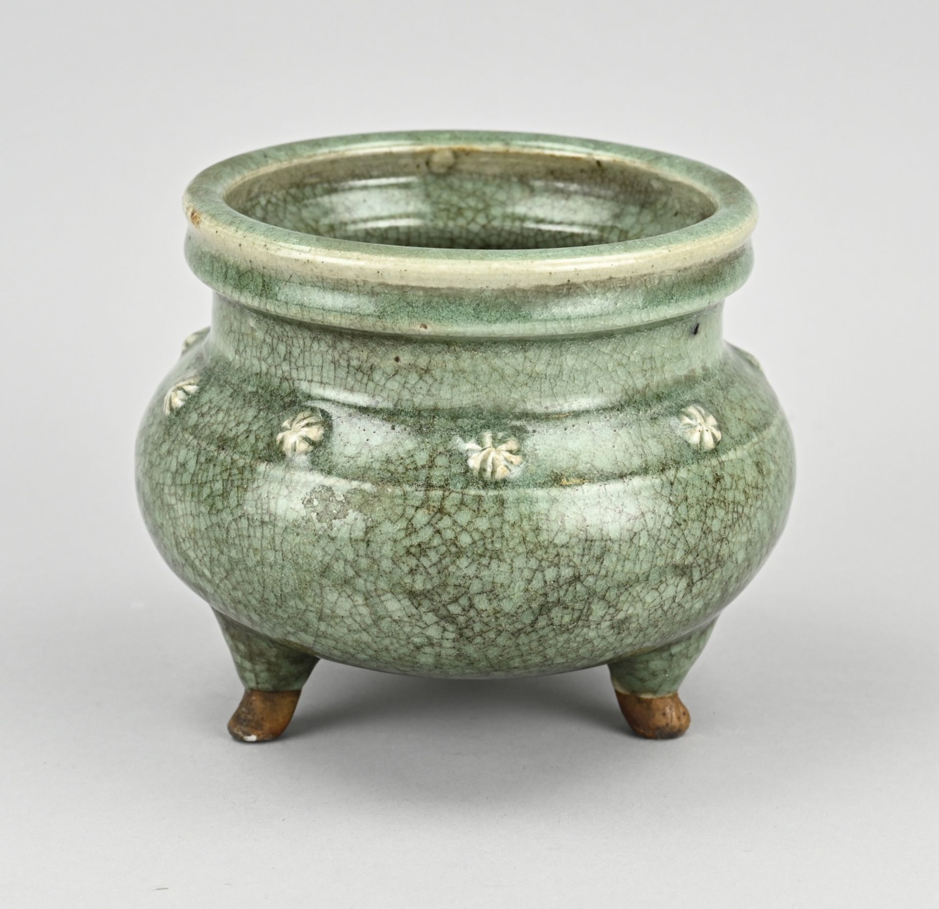 Chinese celadon censer Ã˜ 15.5 cm.