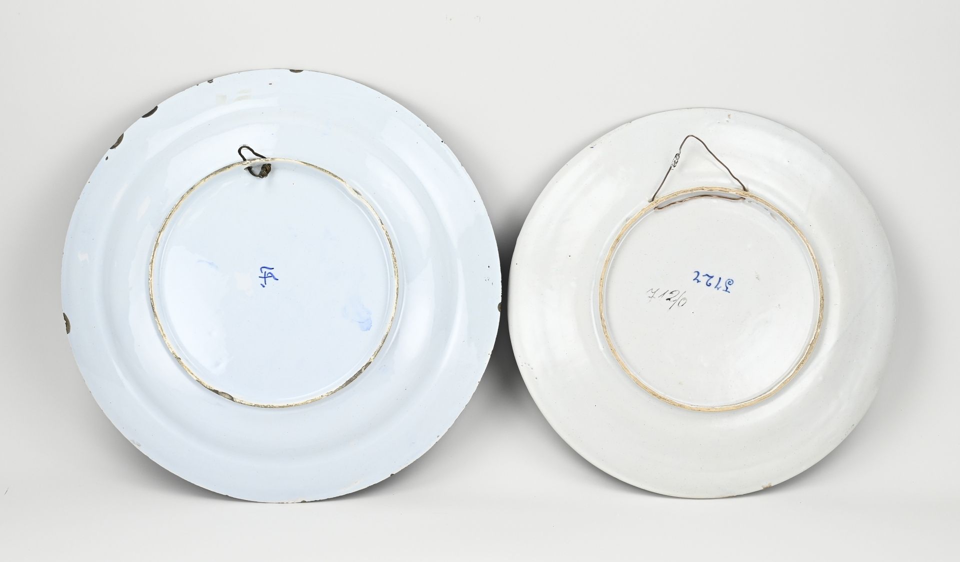 2x Dutch fayence wall plates Ã˜ 34.5 - Ã˜ 38 cm. - Image 2 of 2