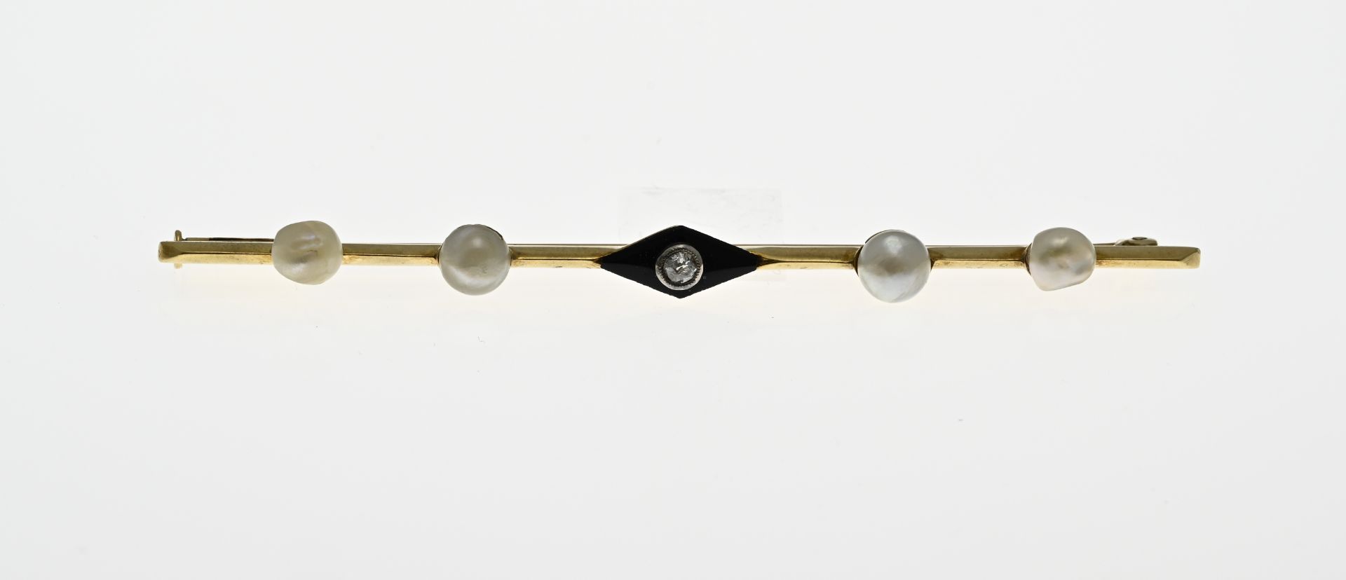 Gold brooch with onyx and pearl