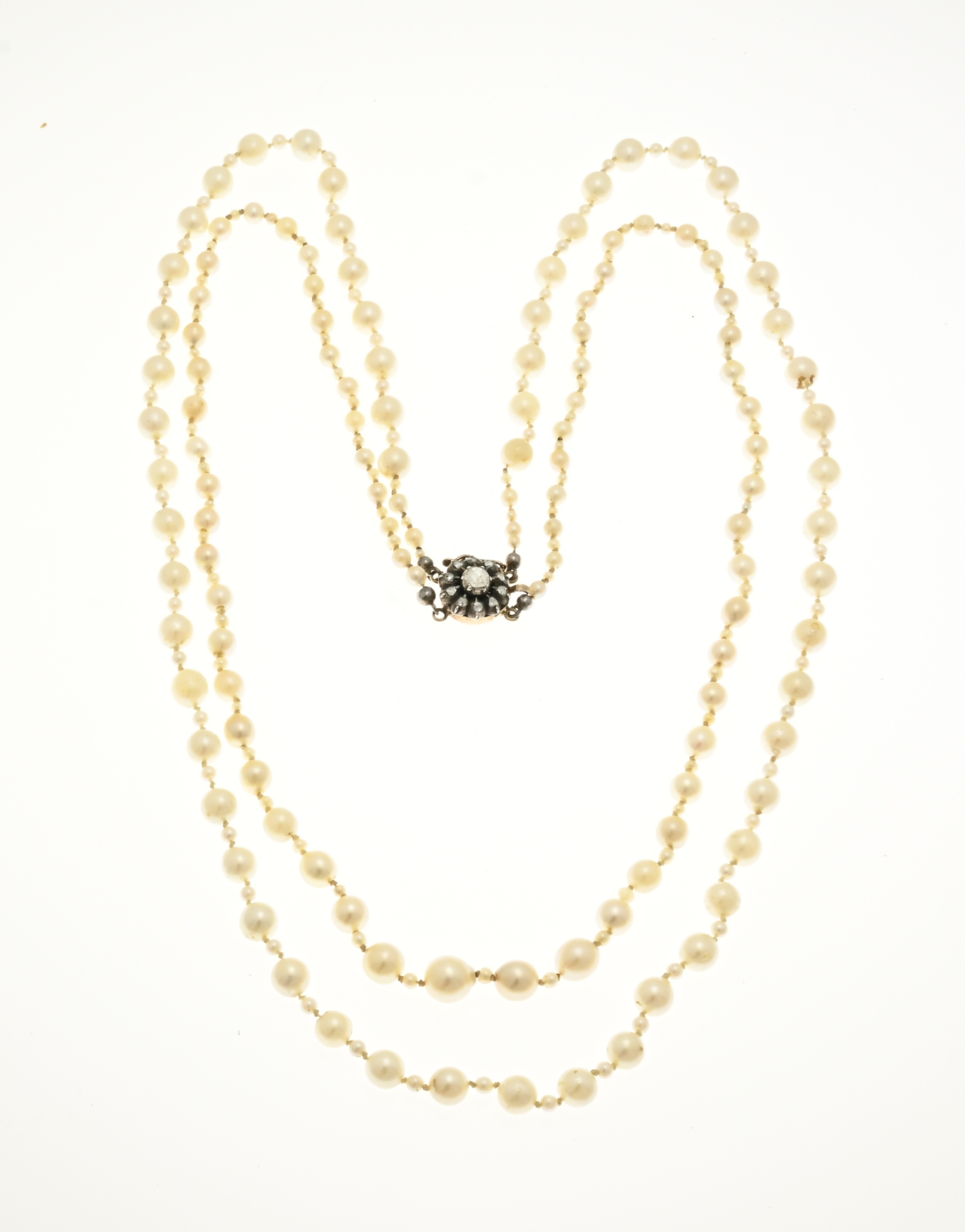 Pearl necklace with diamond lock