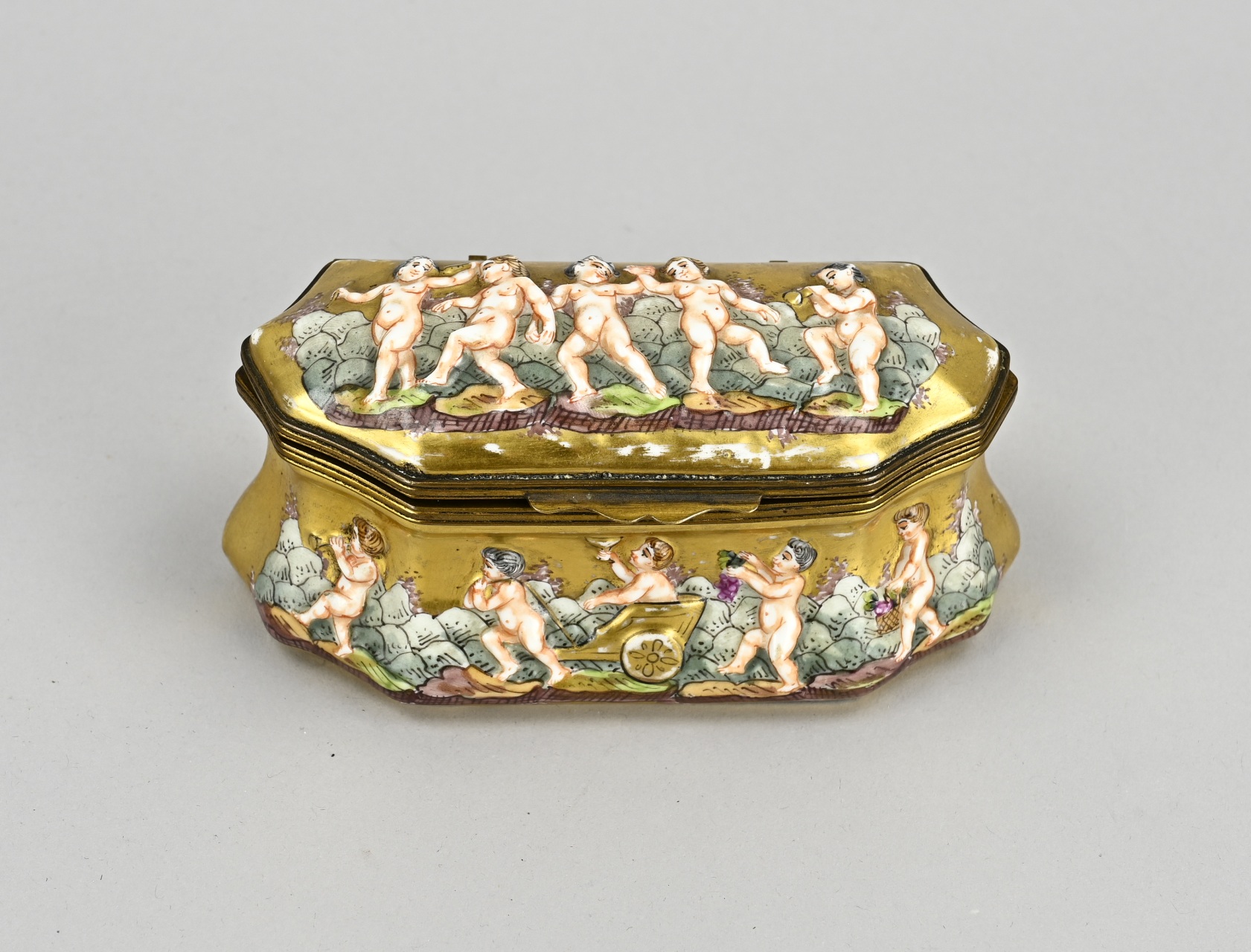 Porcelain lidded box