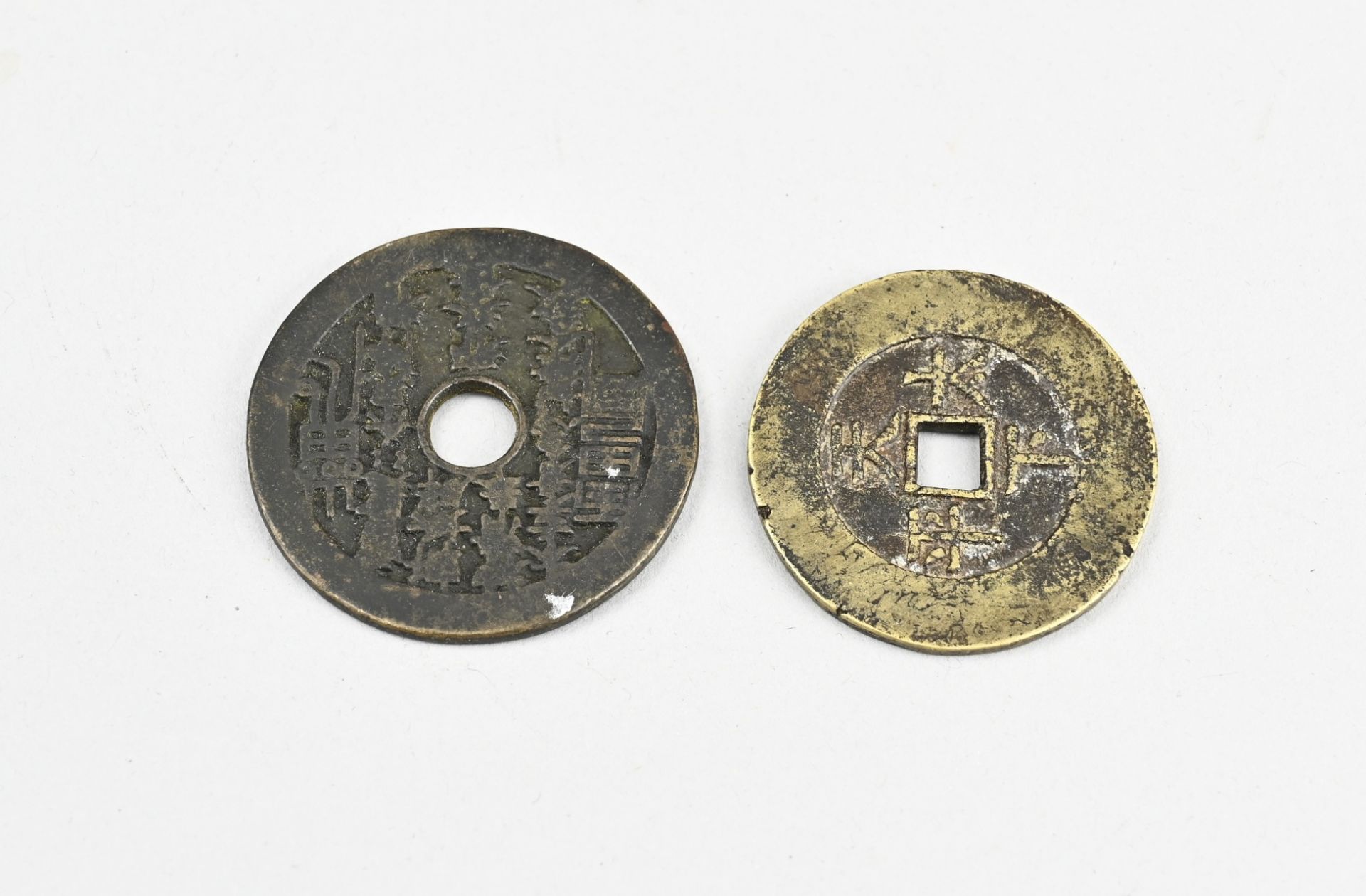Two Chinese coins Ã˜ 4.2 - 4.7 cm. - Bild 2 aus 2