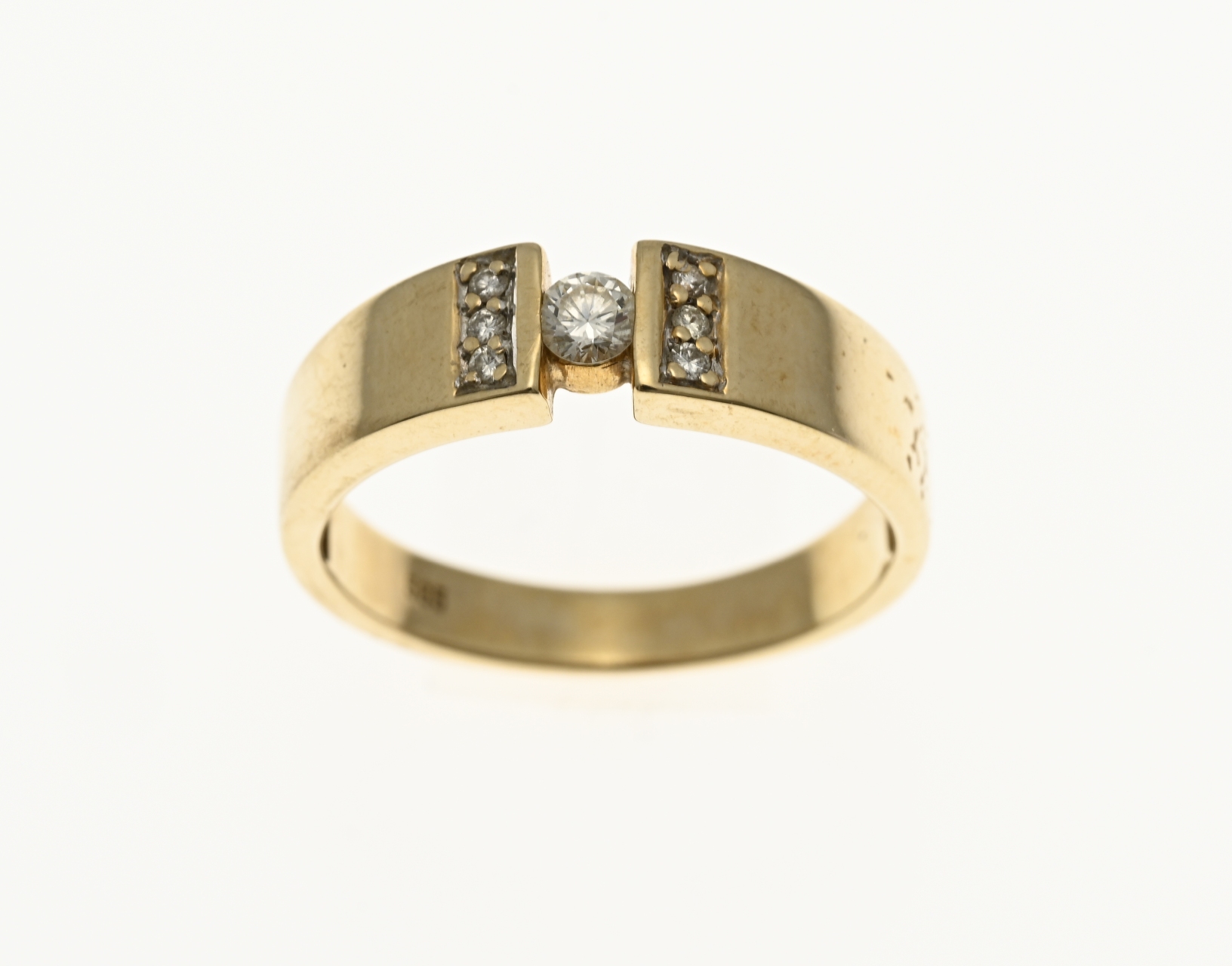 Gold ring with diamond