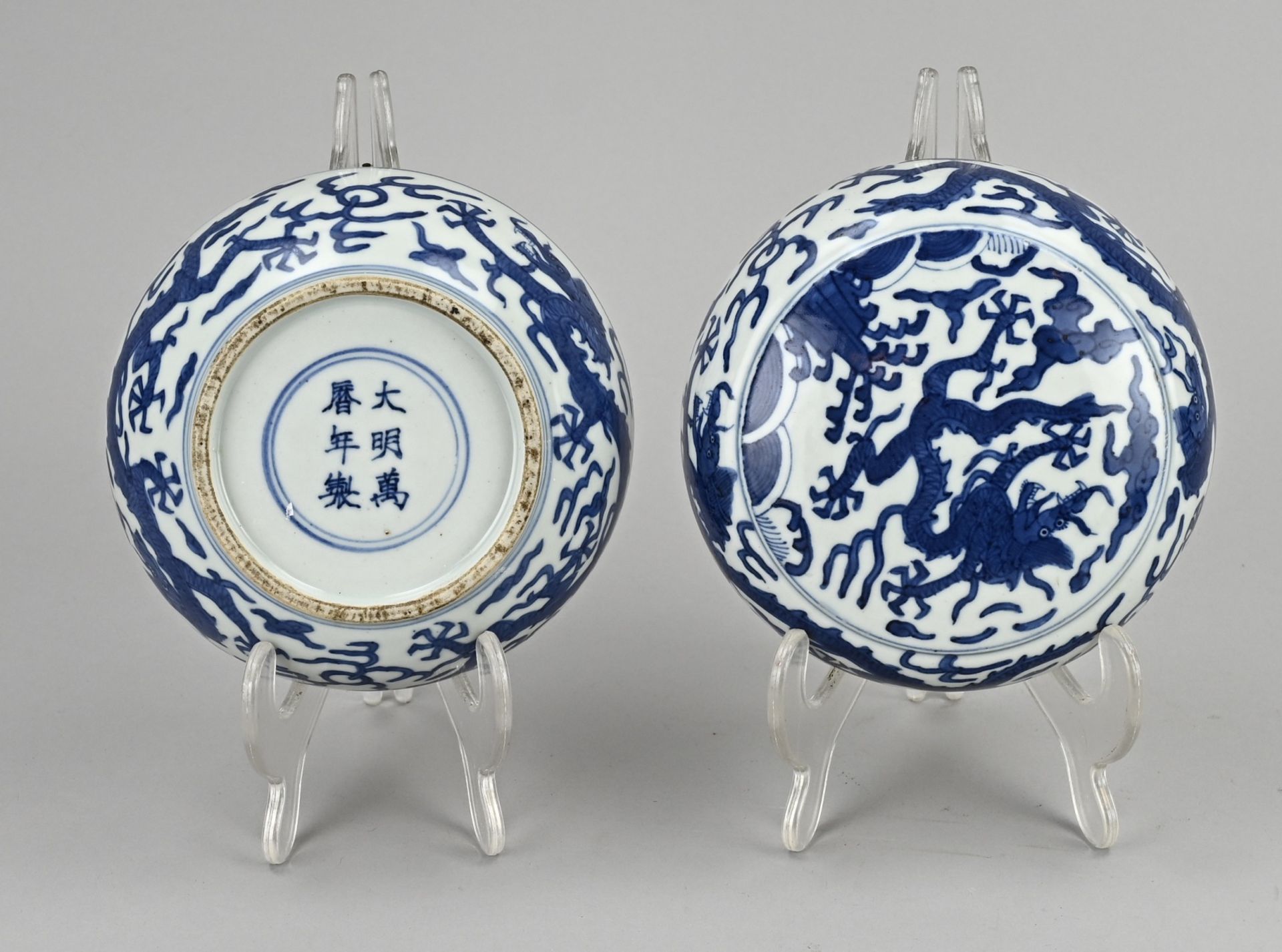 Blue-white lidded box Ã˜ 13 cm. - Image 2 of 3