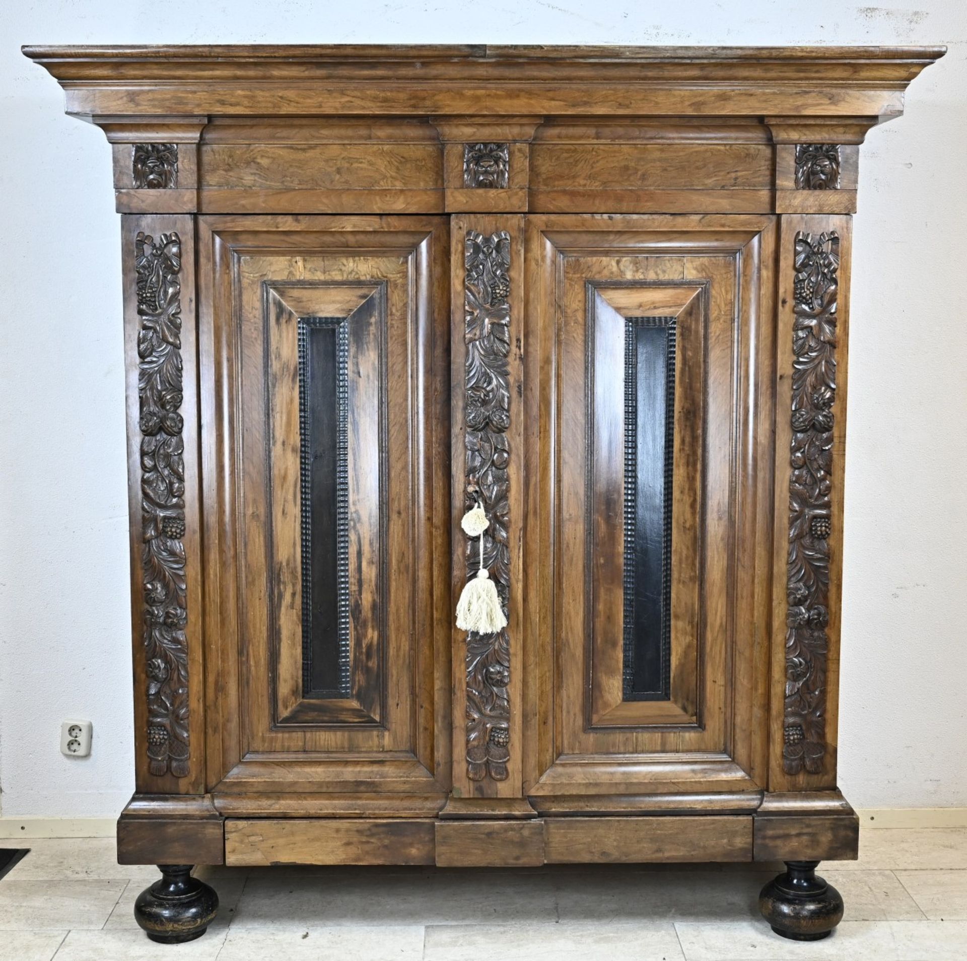 Dutch pillow cabinet