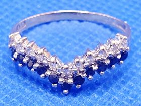 18ct Gold Ring with 11 Small Diamonds, total weight 2.2g. Size N. FREE UK DELIVERY ON THIS LOT