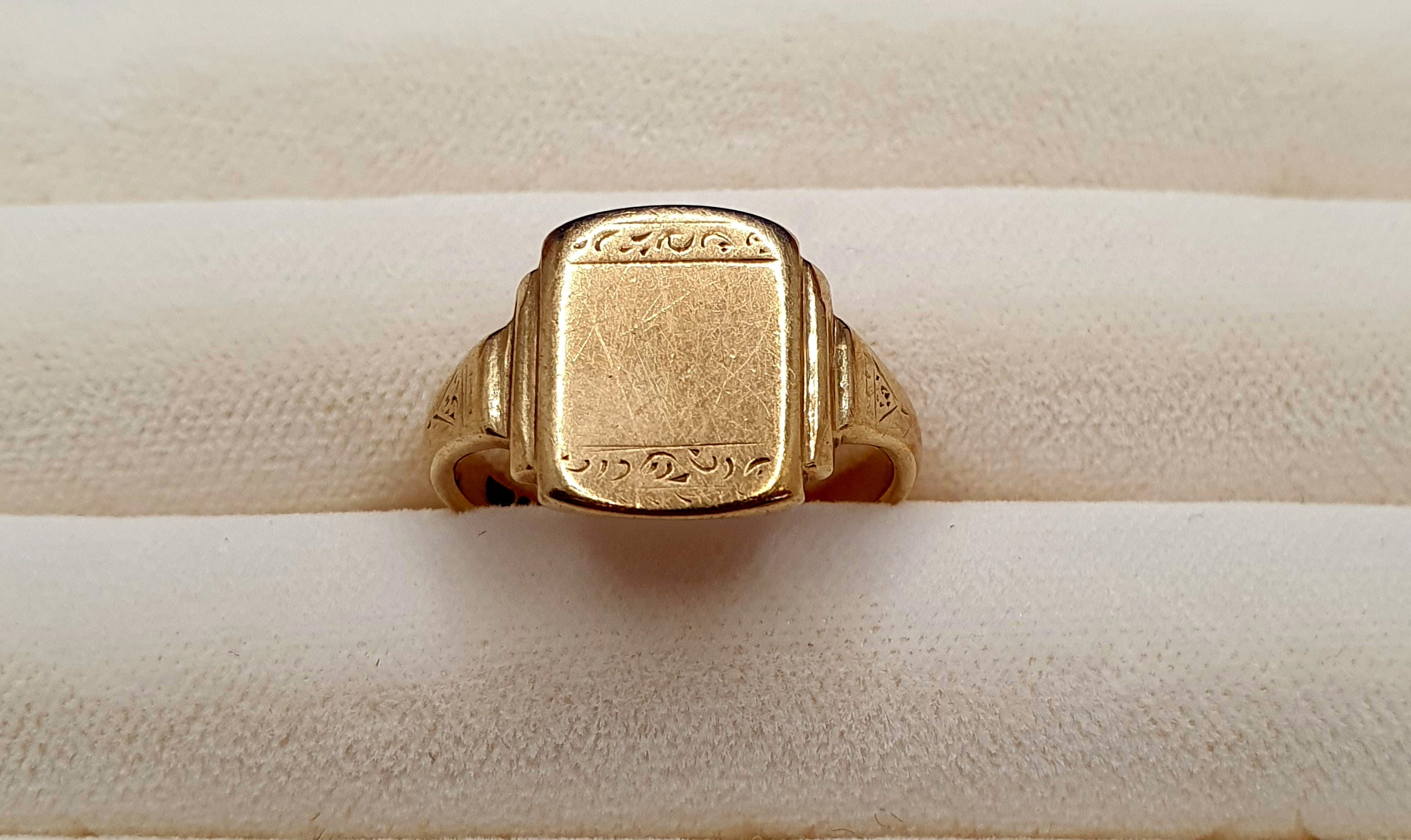 9ct Gold Gents Signet Ring, weight 3.77g, size N