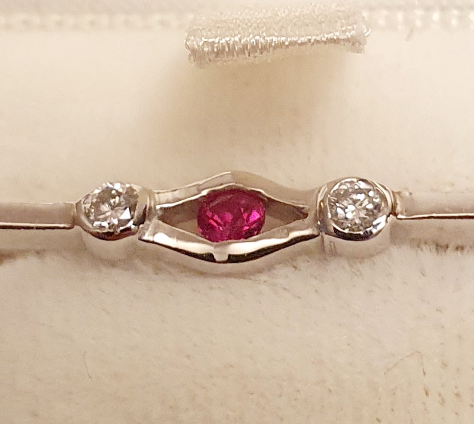 18ct White Gold Diamond and Ruby Bar Brooch - Image 2 of 2