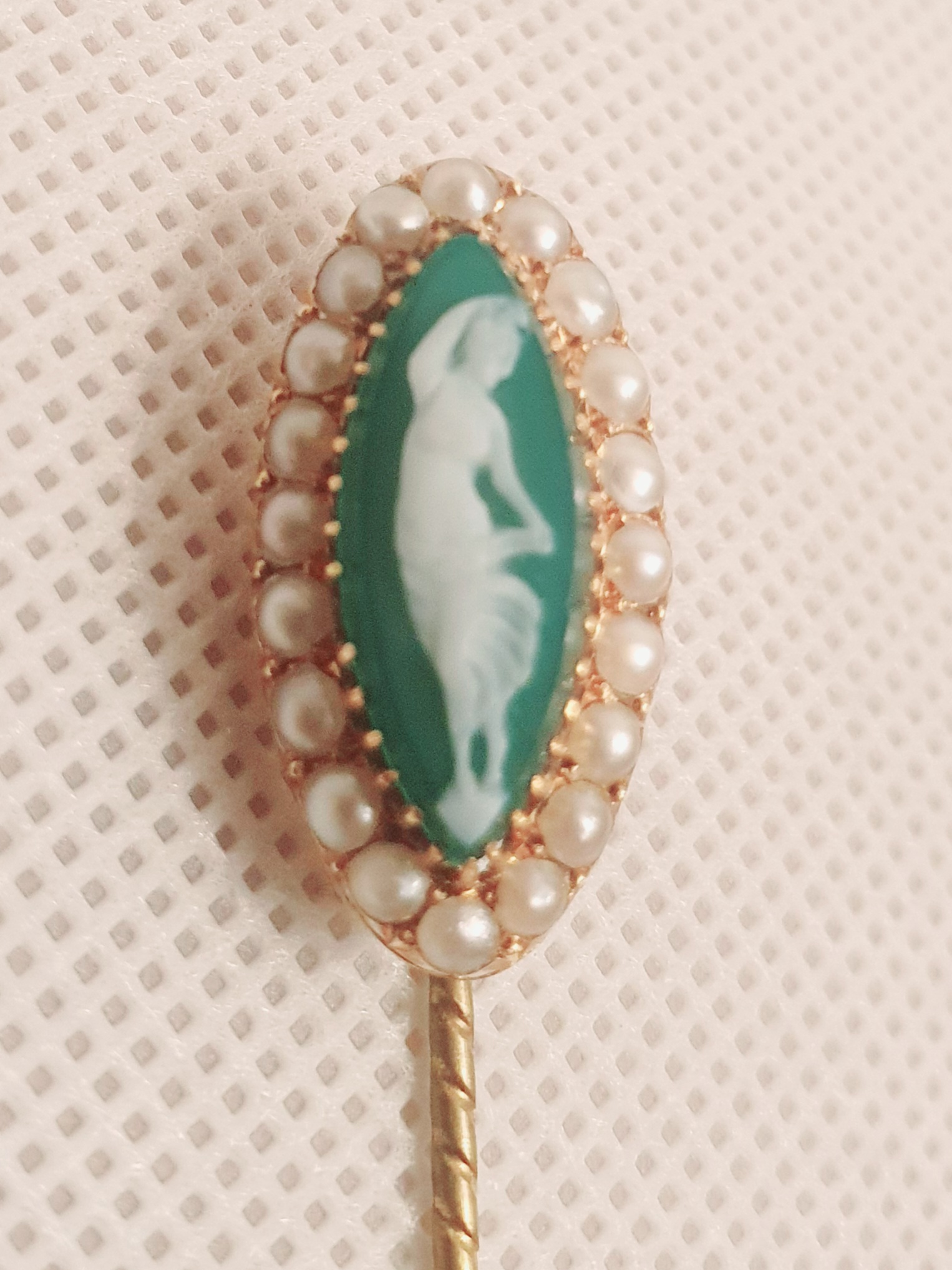 9ct Gold Cameo Pin decorated with pearls - Image 2 of 2