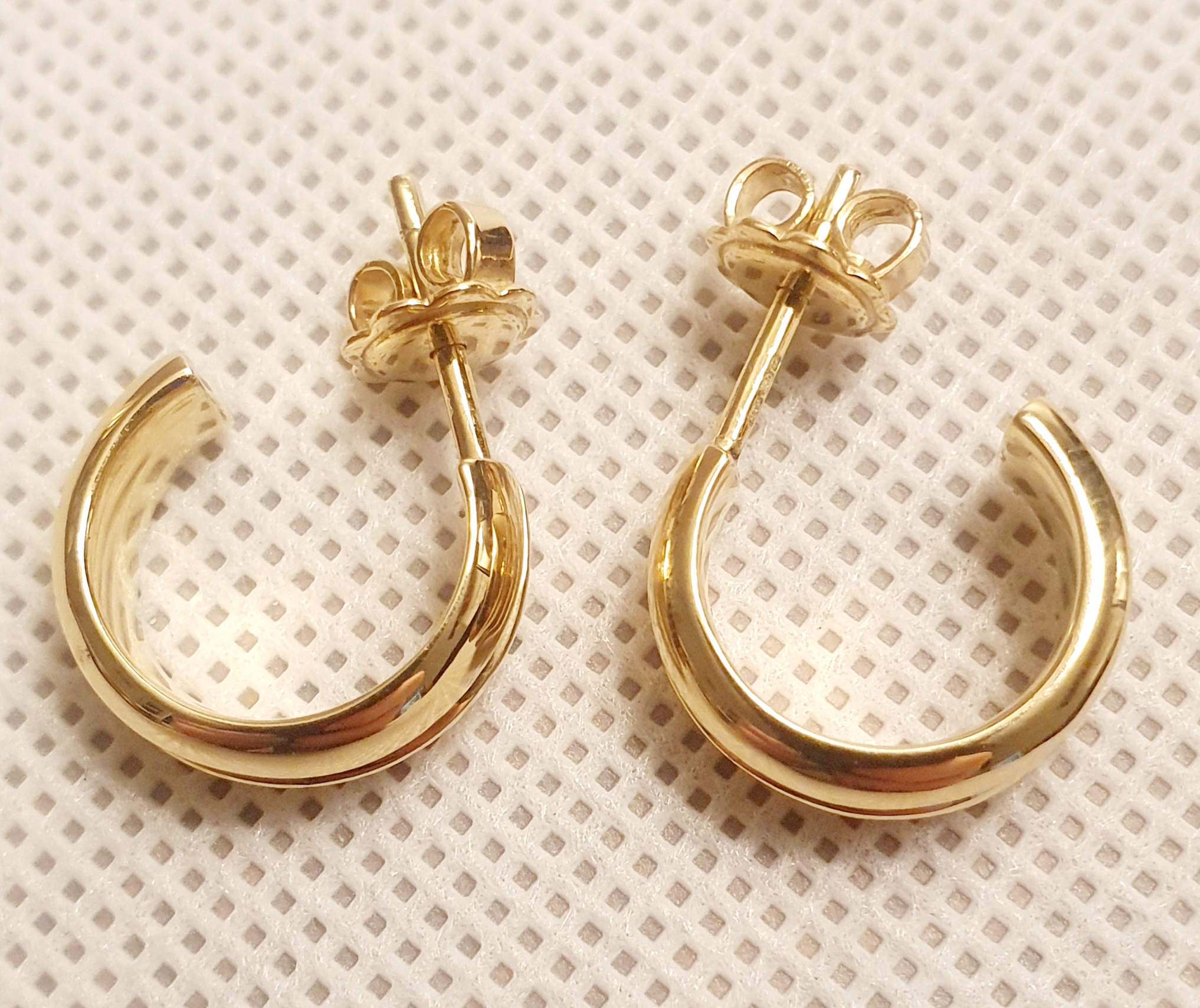 Pair of 18ct Gold Earrings, weight 7.35g