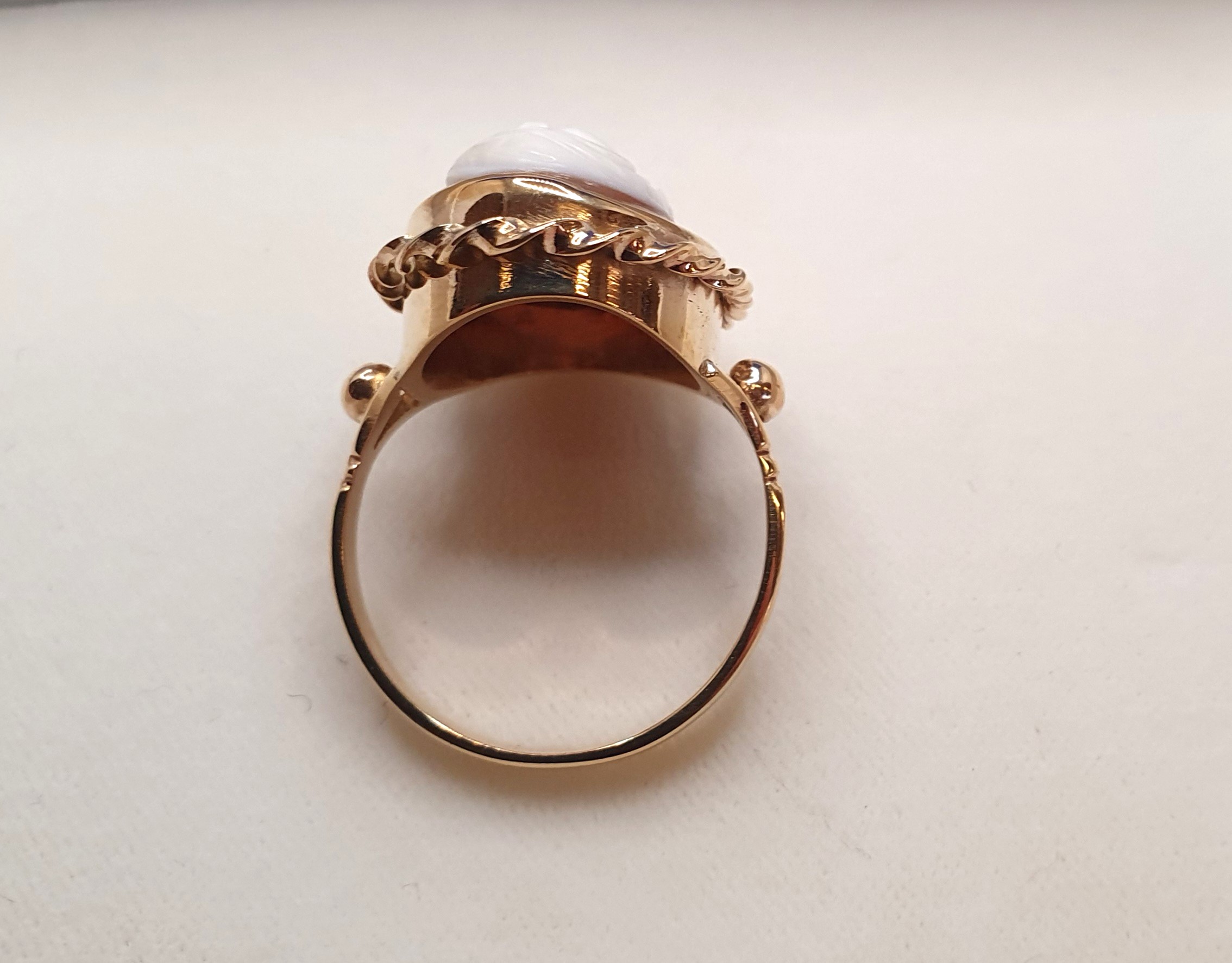 9ct Gold Cameo Ring, gross weight 9.13g, size V - Image 2 of 2