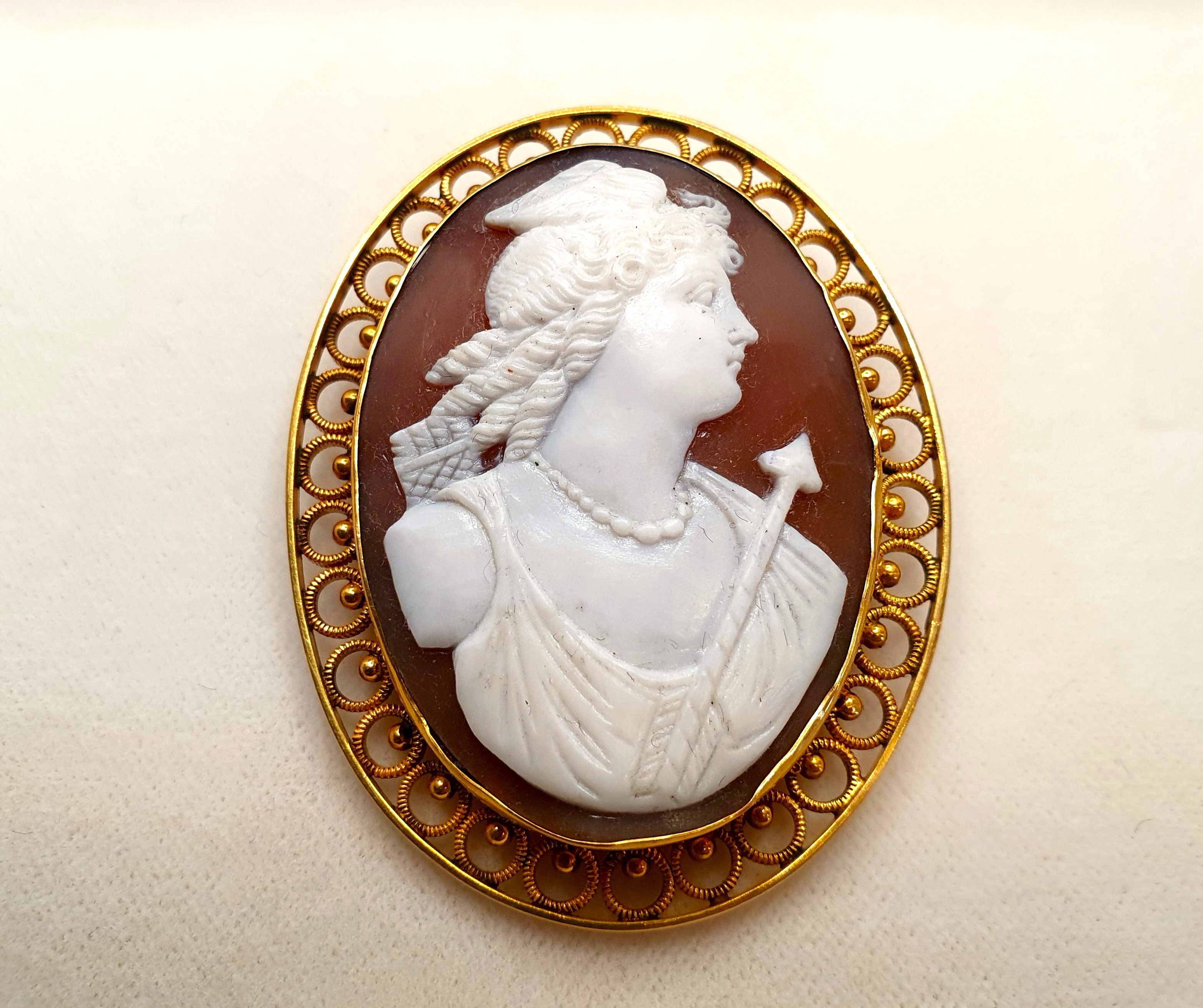 Large 9ct Gold Cameo Brooch, gross weight 11.3g