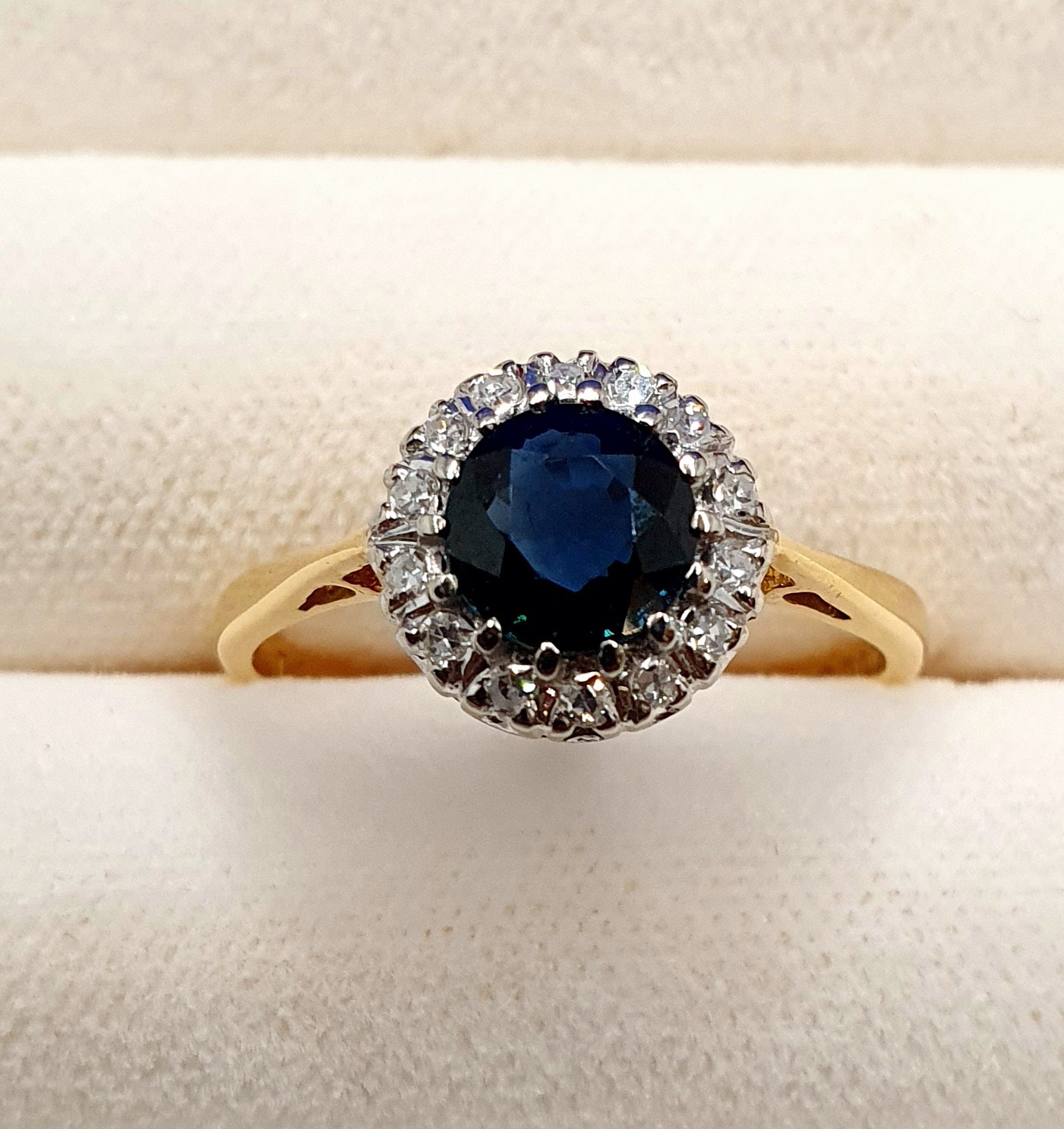 18ct Gold Sapphire and Diamond Ring. Size O, weight 3.17g