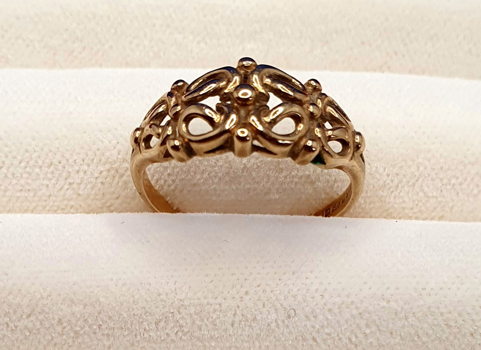 9ct Gold Ring with intricate scroll work, weight 1.7g. Size L