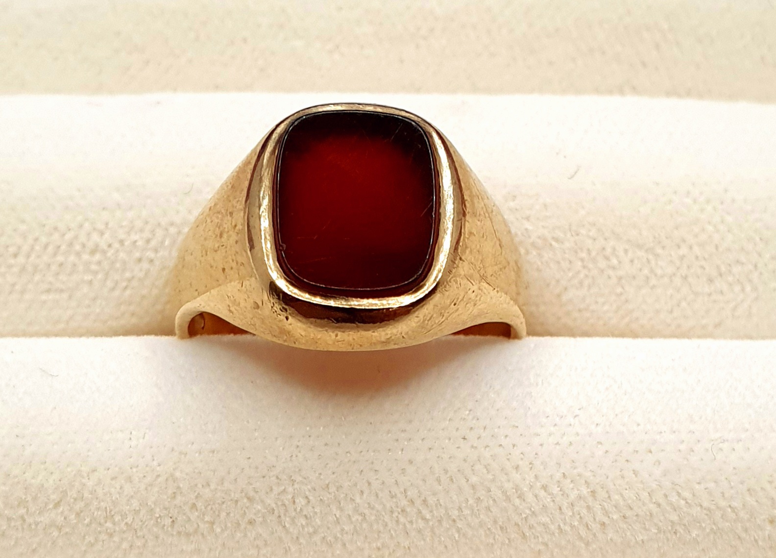 9ct Gold signet Ring with Deep Red Stone, weight 5.45g, Size N