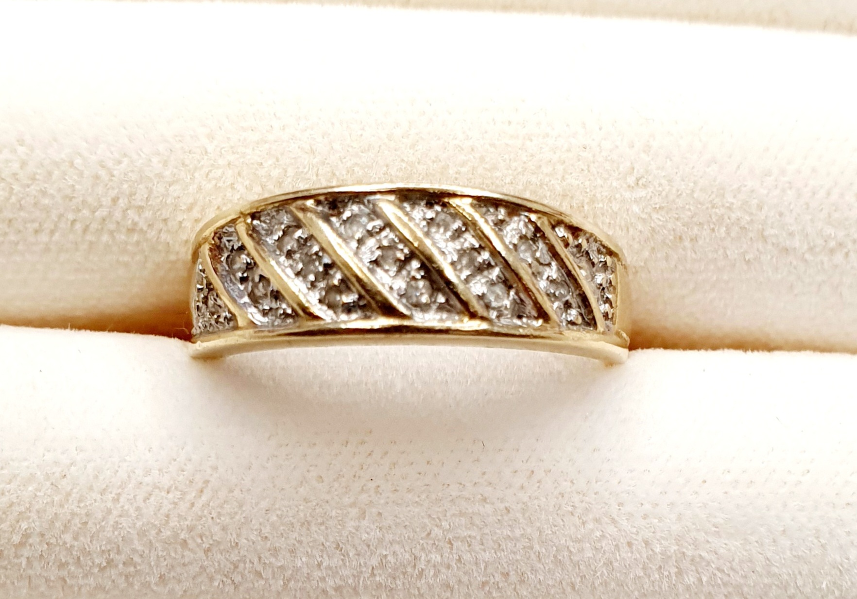 9ct Gold Ring set with small diamond chips, weight 3.04g, Size N