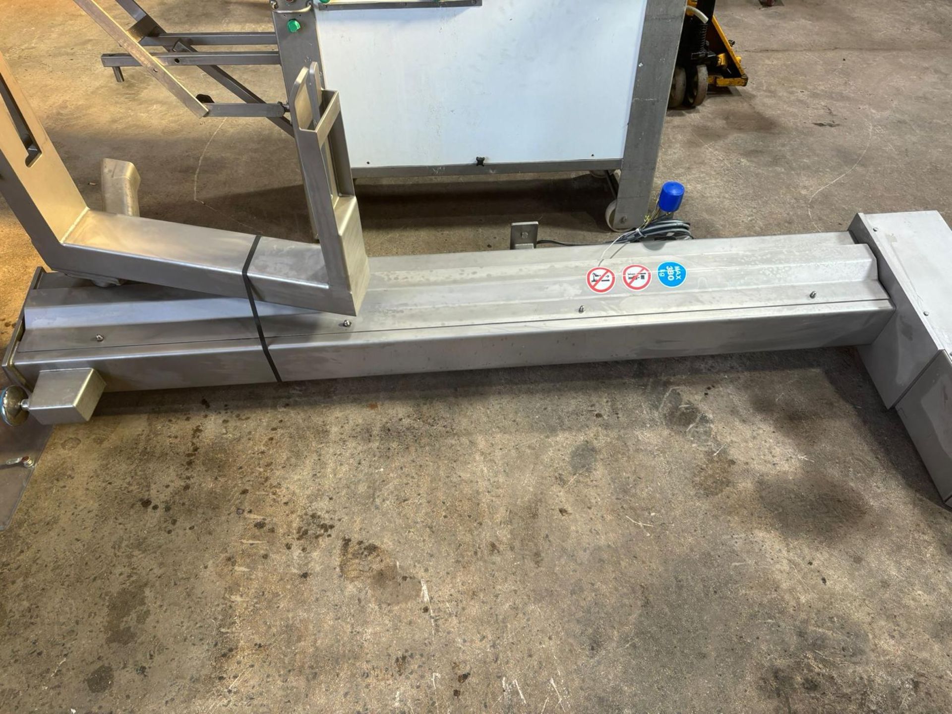 FIXED TOTE BIN LIFTER