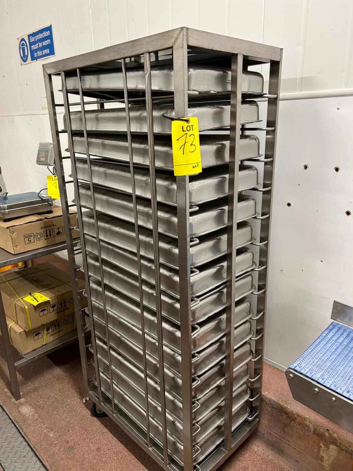 MOBILE RACK WITH TRAYS