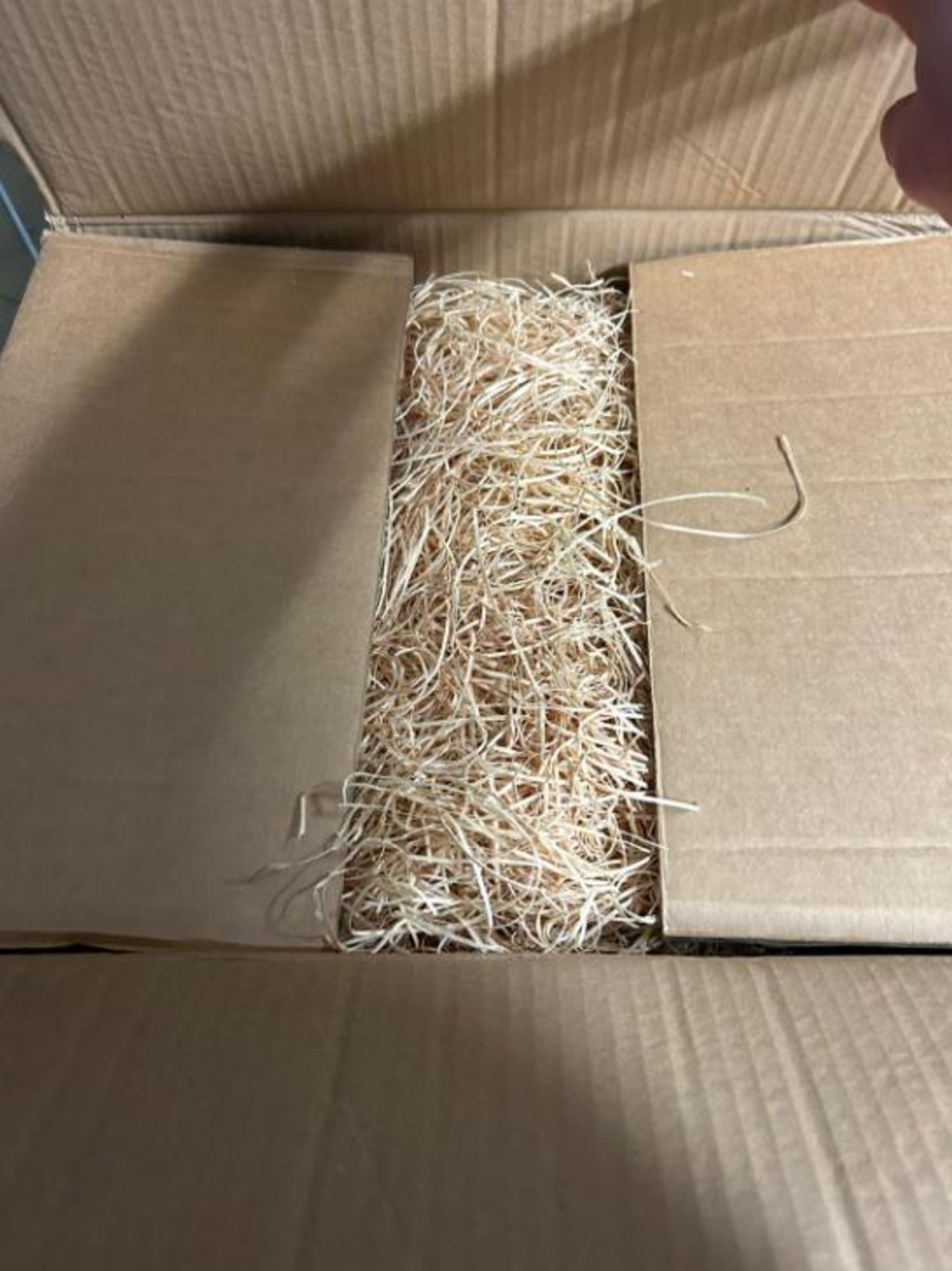 2 X BOXES OF PACKING WOOL - Bild 2 aus 2