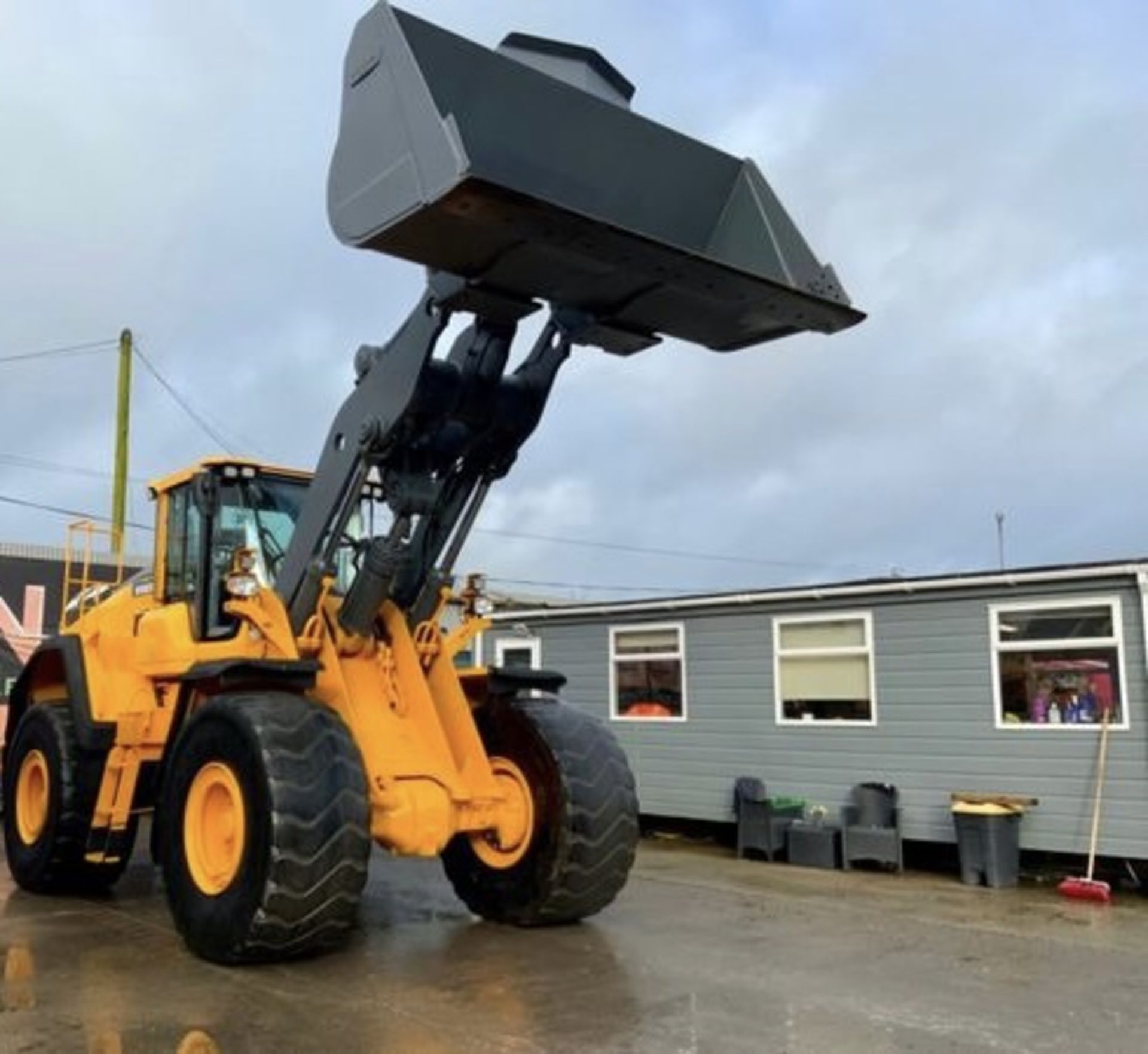 2017 VOLVO L150h LOADING SHOVEL - Image 6 of 22