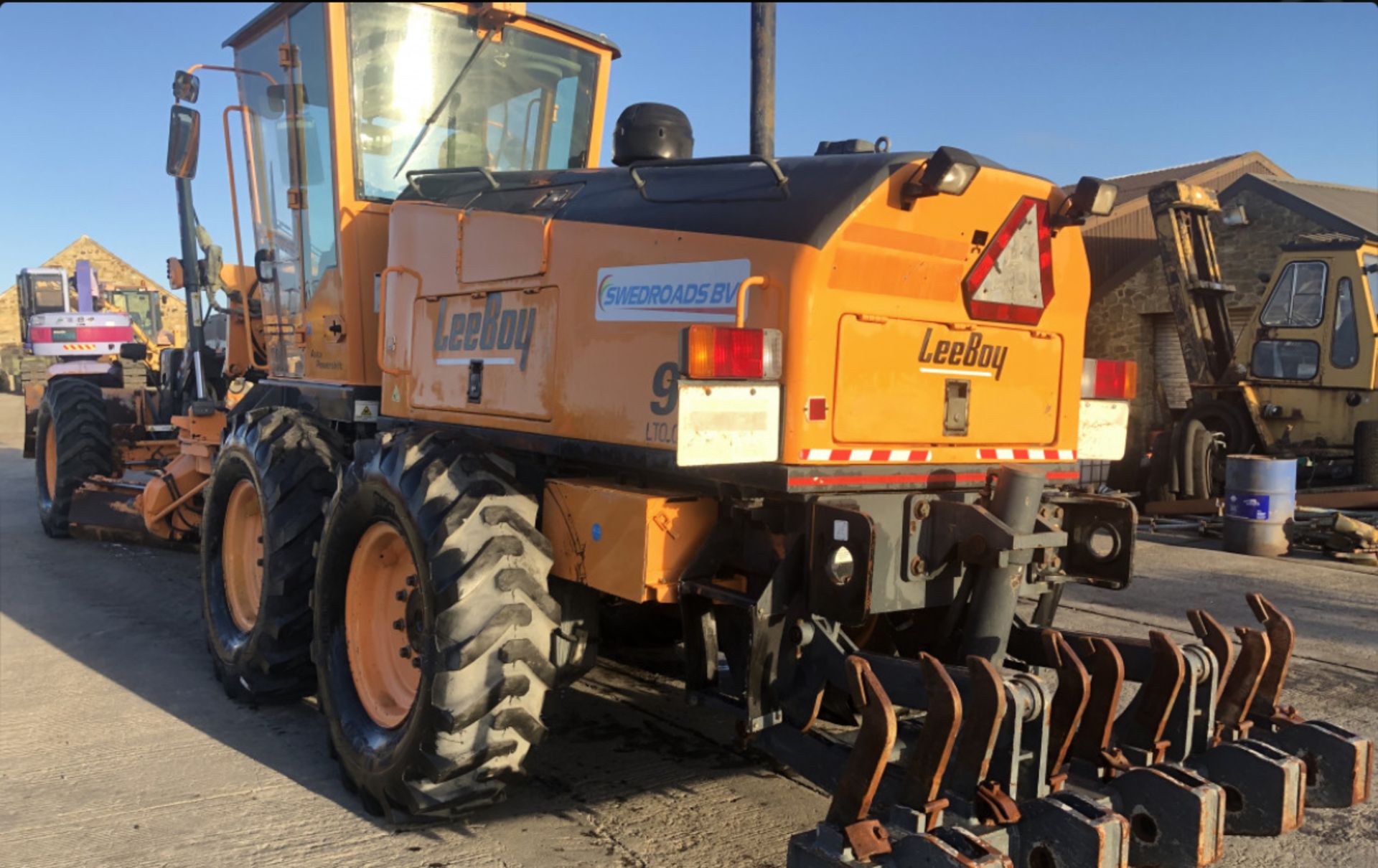 LEE BOY 985 MOTOR GRADER - Image 4 of 11