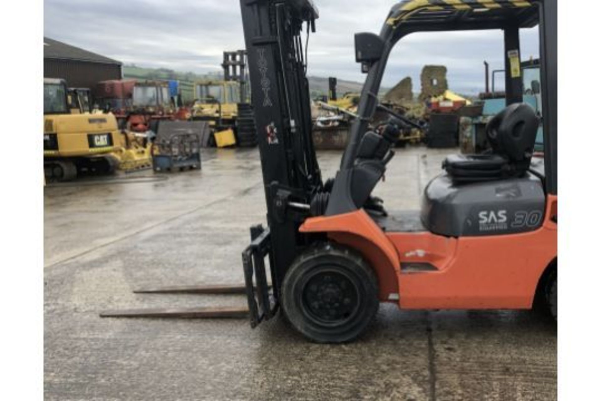 2011 TOYOTA FG 30 FORKLIFT - Image 5 of 12