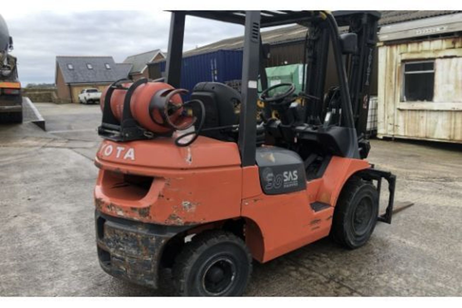 2011 TOYOTA FG 30 FORKLIFT - Image 11 of 12