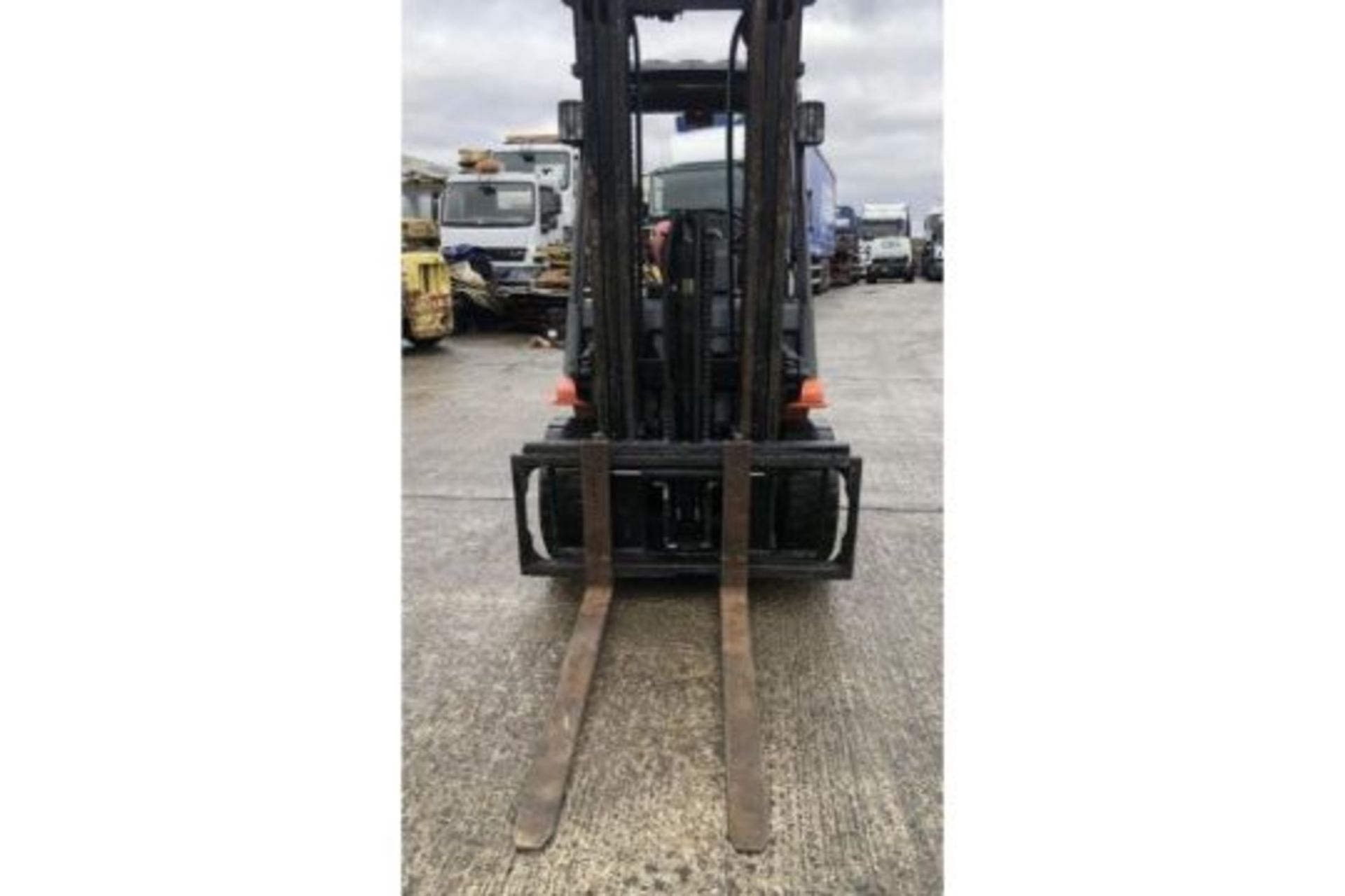 2011 TOYOTA FG 30 FORKLIFT - Bild 6 aus 12