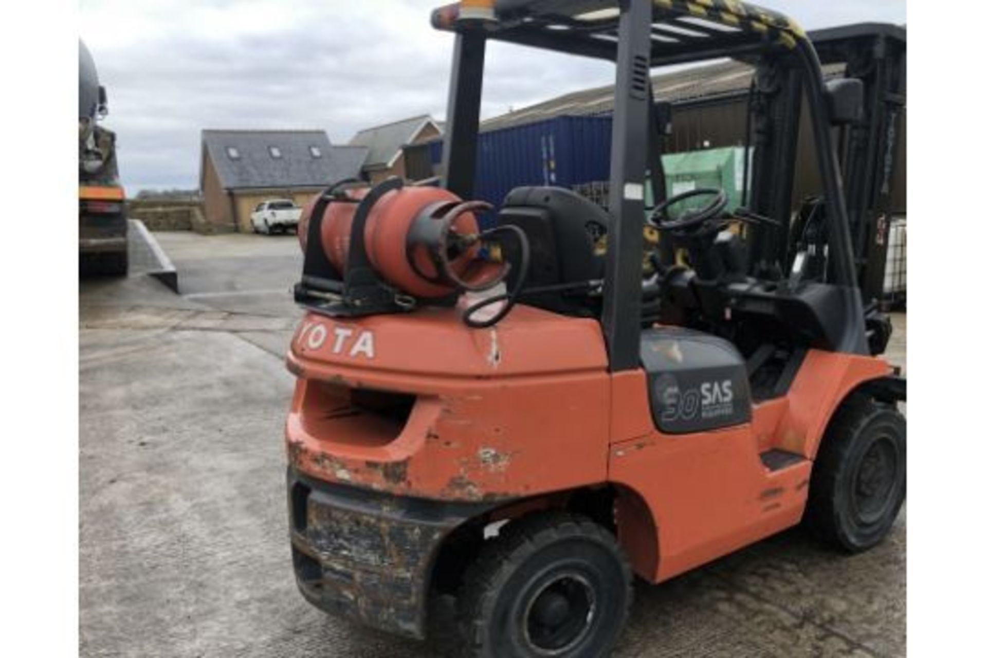 2011 TOYOTA FG 30 FORKLIFT - Image 10 of 12