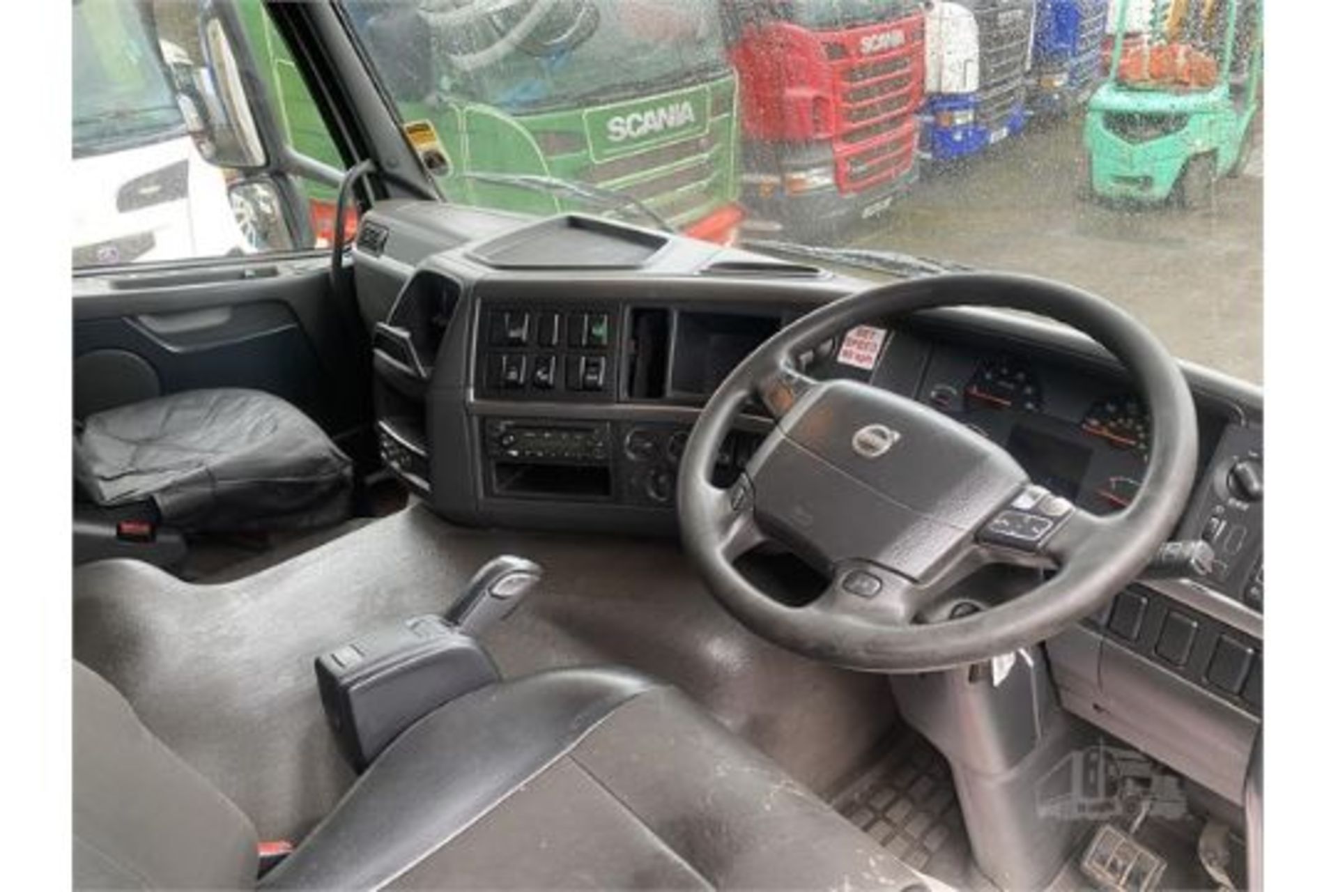 2010 VOLVO FM330 - Image 3 of 8